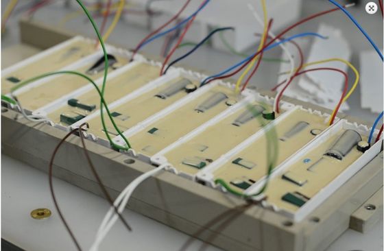 Máquina de distribución para el llenado de resina epoxi y el envase de componentes AB
