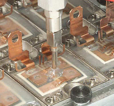 Potting de piezas electrónicas con máquina de distribución CNC y LED 2K Potting de resina 260KG