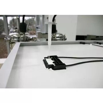 Potting de piezas electrónicas con máquina de distribución CNC y LED 2K Potting de resina 260KG